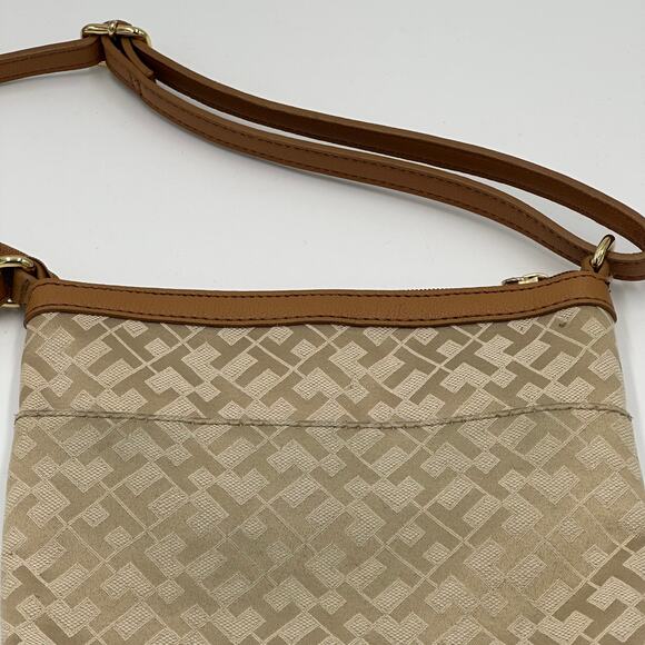 Tommy Hilfiger Beige & Brown Allover Monogram Canvas Crossbody Bag Purse Zip - Picture 12 of 12